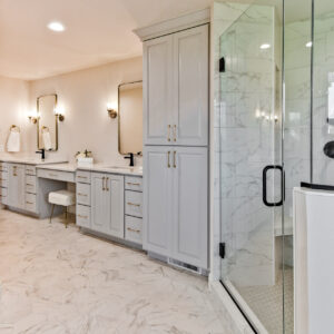 classic contemporary primary bathroom suite design