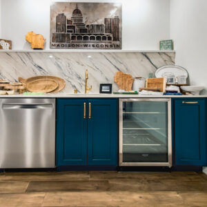 modern cottage home bar design using dekton trance backsplash